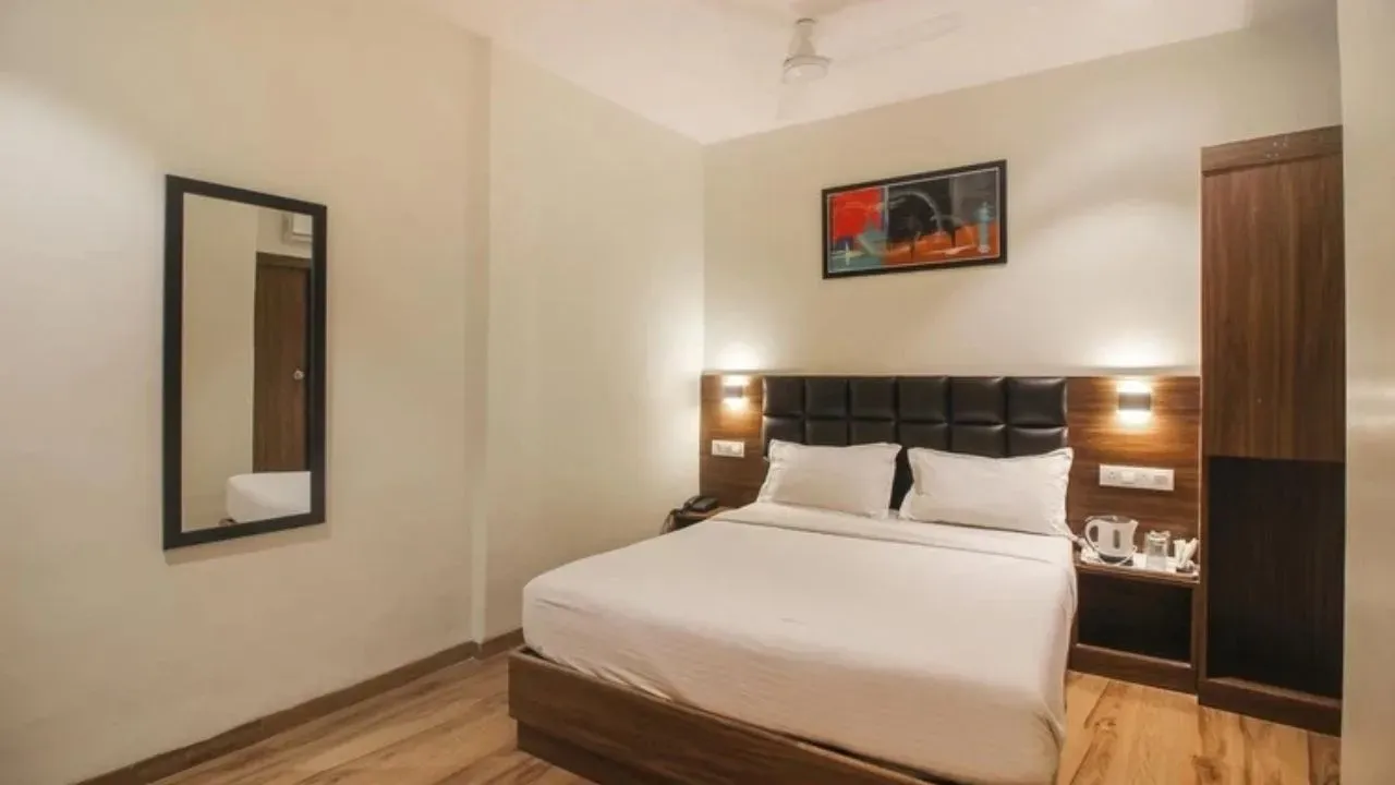 Deluxe Residency, Santacruz East