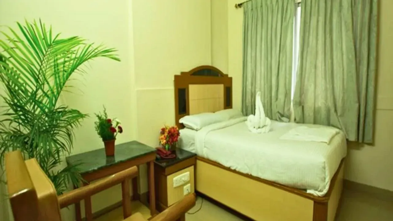 Hotel Vinayak, opposite Coimbatore Railway Station