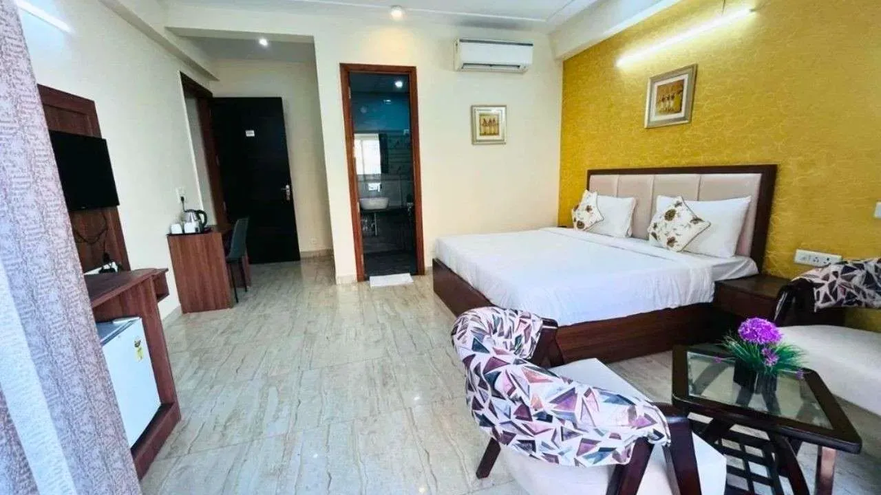 The Luxe 18, Sector 43