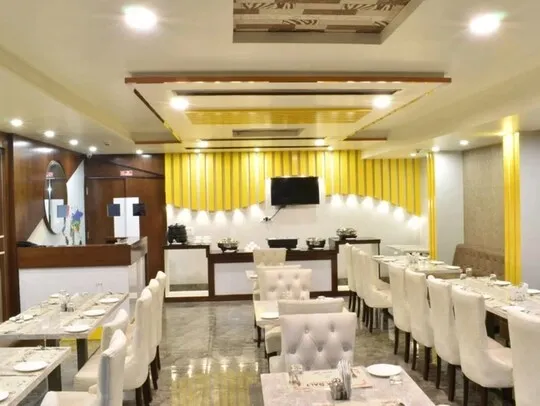 hotel near agra airport - hotel taj venture
