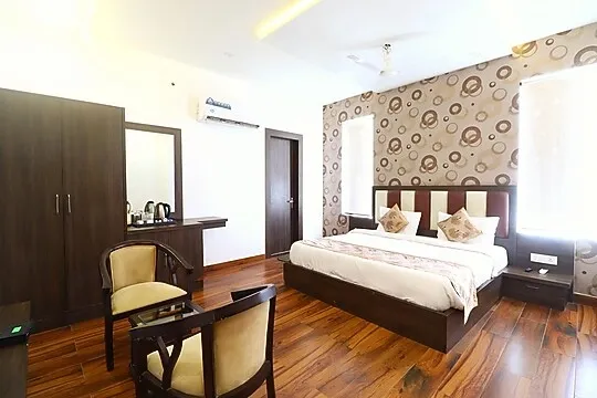 hotel with swimming pool in tajganj, agra - hotel taj venture