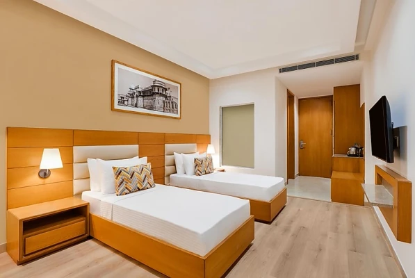 hotel with meeting room in kailash vihar, agra - lemon tree hotel agra