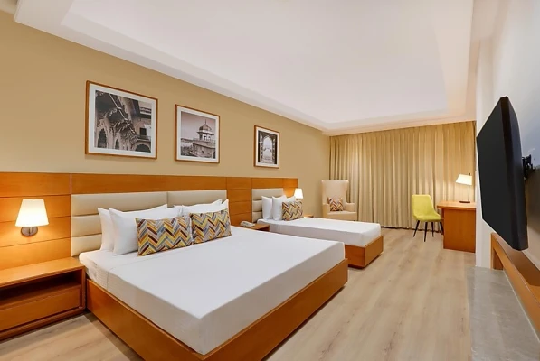 hotel with swimming pool in kailash vihar, agra - lemon tree hotel agra