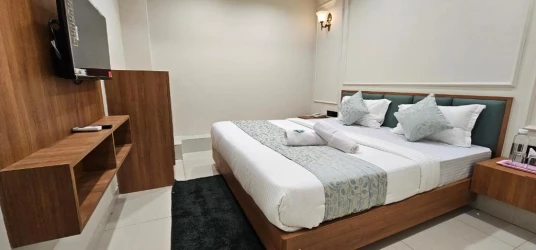 hotel with meeting room in vaishnodevi circle, ahmedabad - hotel deluxe inn