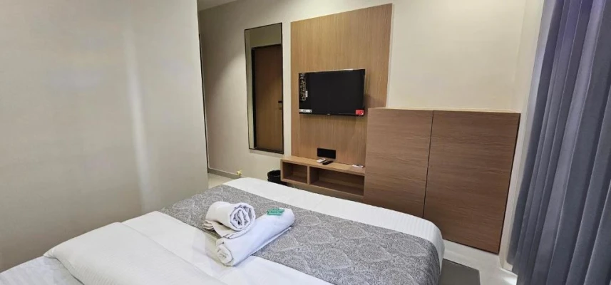 hotel with meeting room in vaishnodevi circle, ahmedabad - hotel deluxe inn