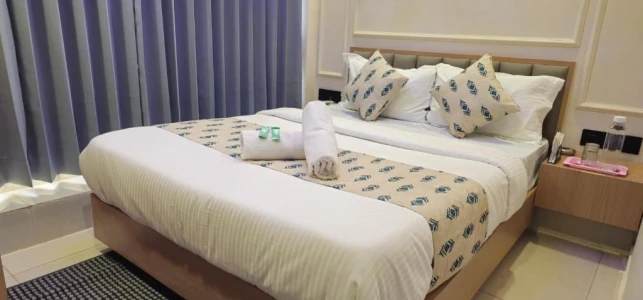 hotel with meeting room in vaishnodevi circle, ahmedabad - hotel deluxe inn