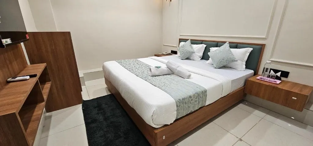 hotel with bar in vaishnodevi circle, ahmedabad - hotel deluxe inn