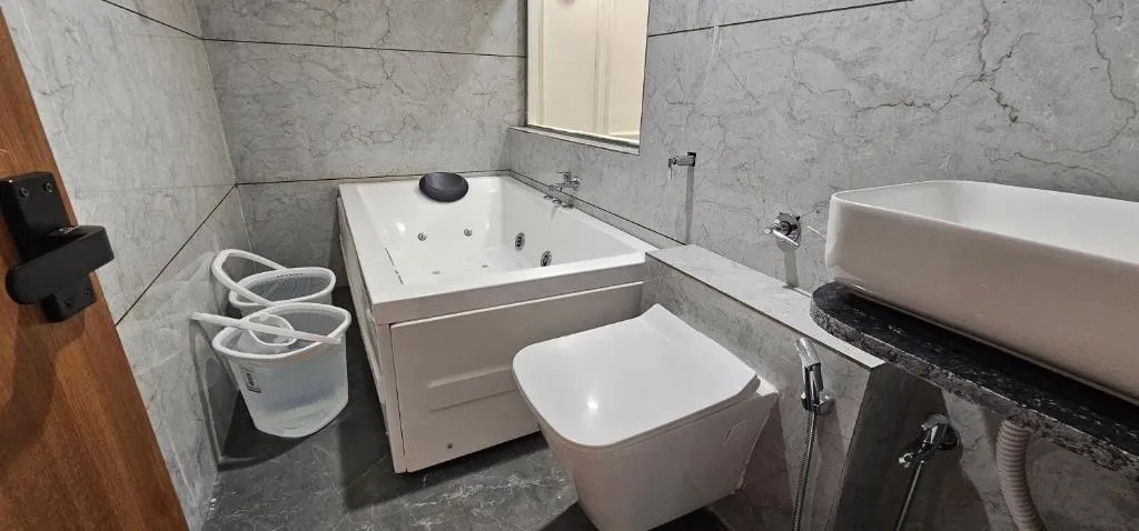 hotel room booking in vaishnodevi circle, ahmedabad - hotel deluxe inn