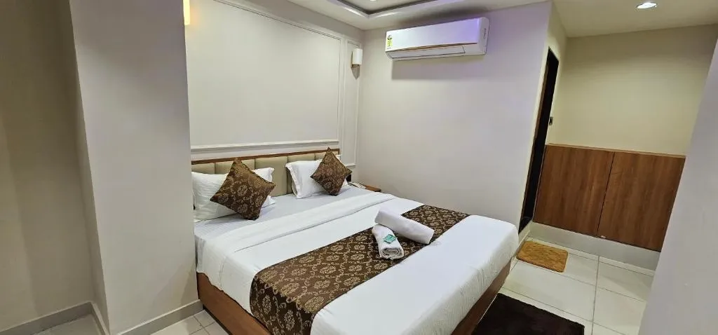 hotel with gym in vaishnodevi circle, ahmedabad - hotel deluxe inn