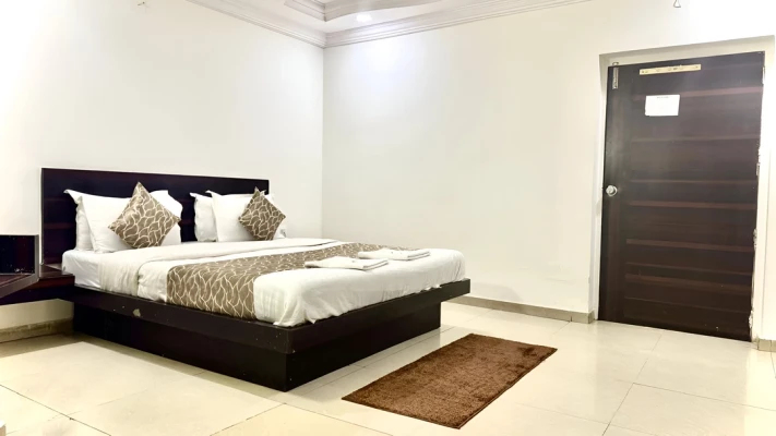 24 hours check in hotels in hotel dev palace ahmedabad