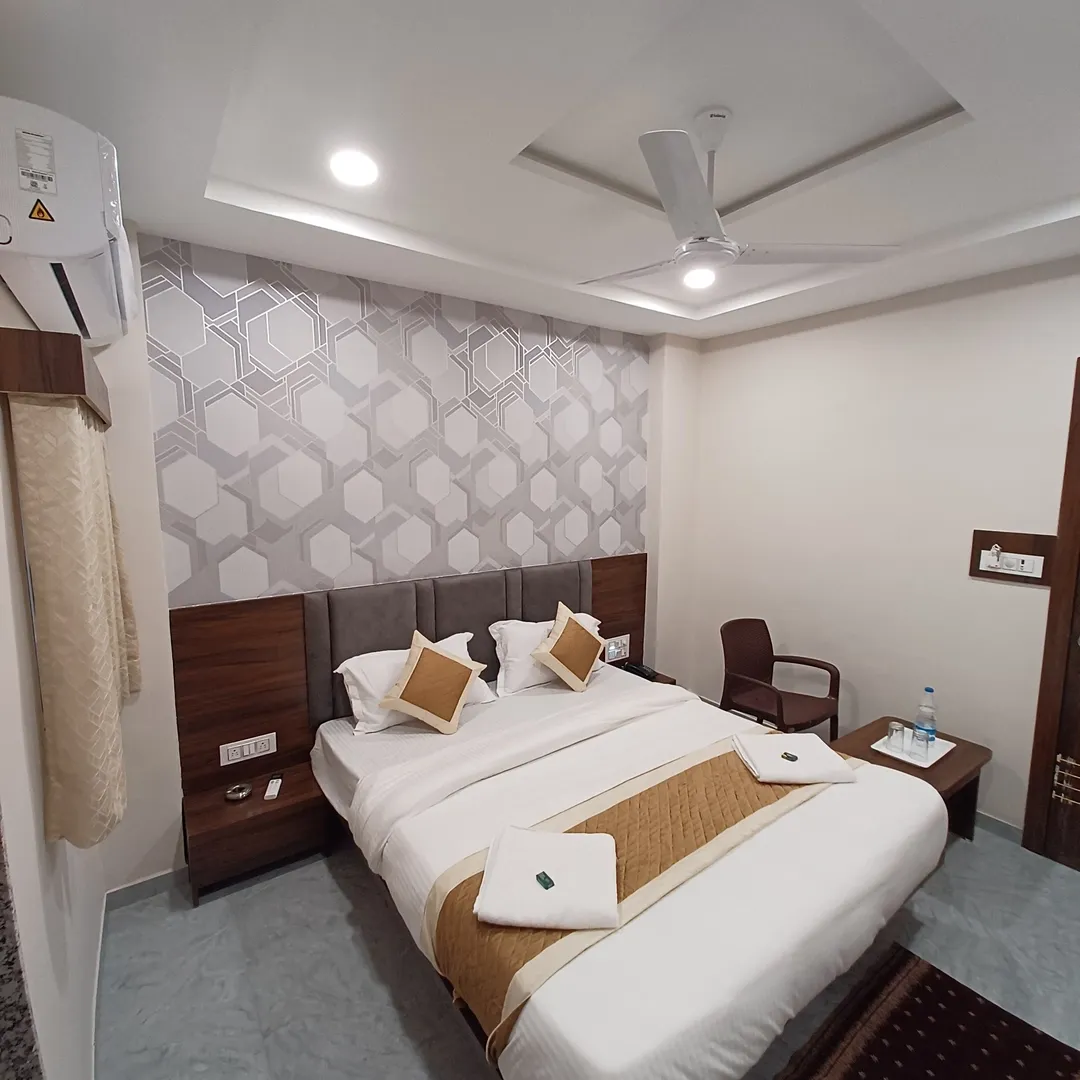 hotel with meeting room in vastrapur, ahmedabad - hotel leela palace