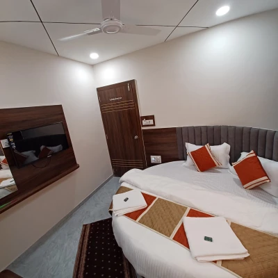 hotel with party hall in vastrapur, ahmedabad - hotel leela palace