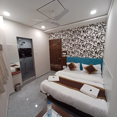 hotel with banquet hall in vastrapur, ahmedabad - hotel leela palace