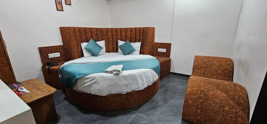 hotel with swimming pool in chandkheda, ahmedabad - hotel new kunj villa