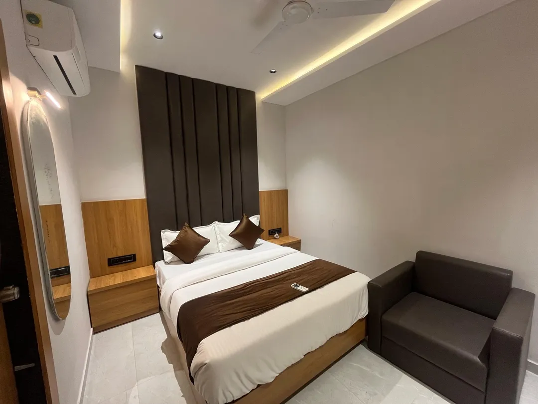 best 5 star hotels in hotel pulse town ahmedabad