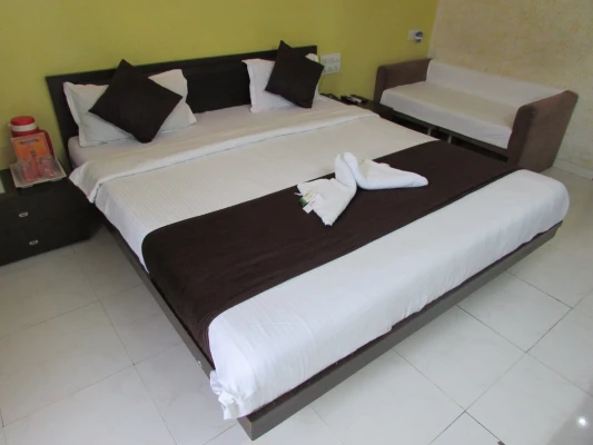 hotel with meeting room in navarangpura, ahmedabad - hotel rudra regency