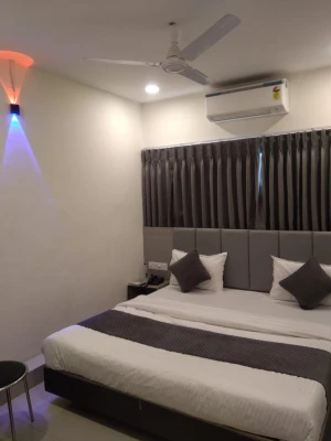 hotel with free parking in bodakdev, ahmedabad - hotel selfie inn