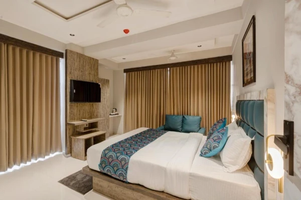 hotel with banquet hall in vaishnodevi circle, ahmedabad - hotel sparsh town