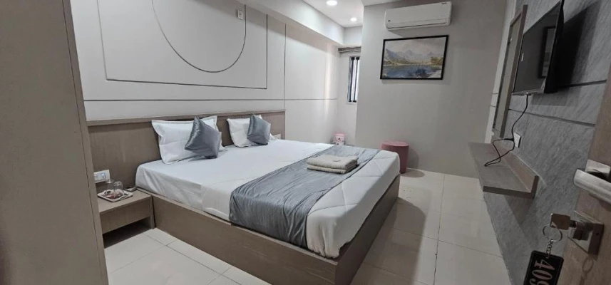 hotel with free parking in hathijan circle, ahmedabad - hotel the shivay