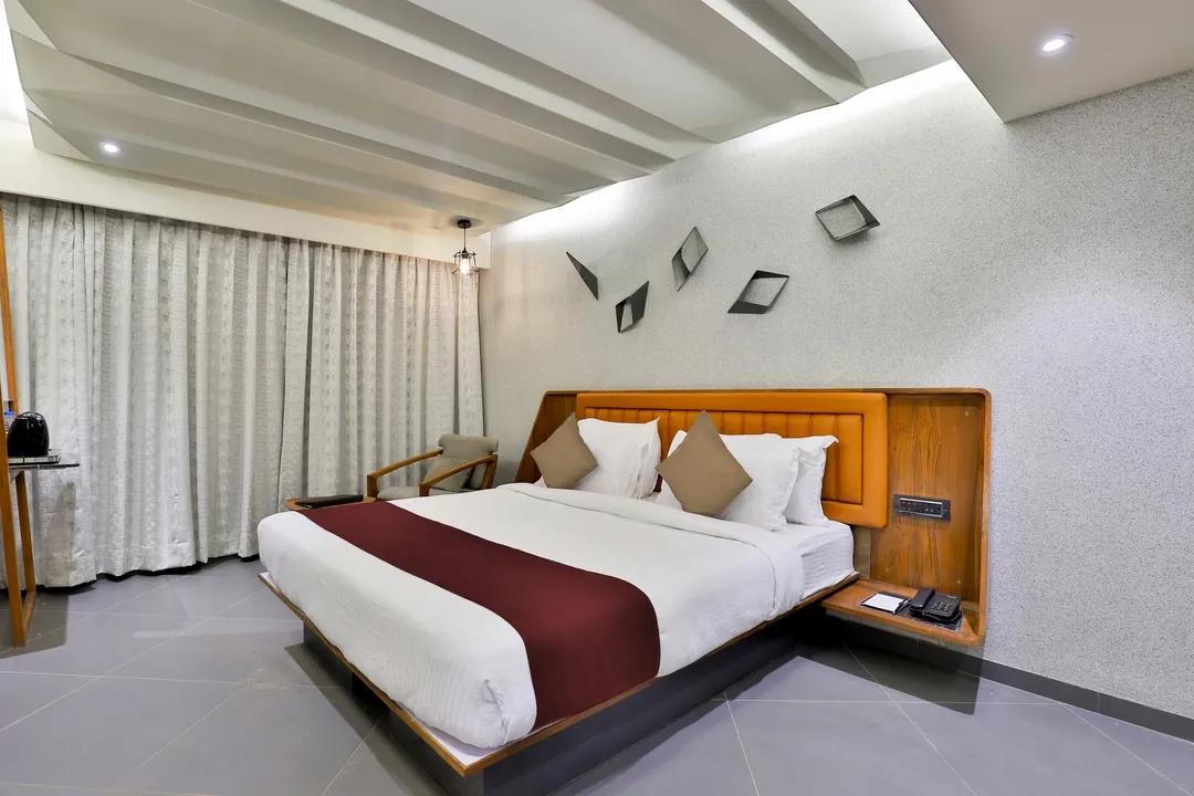 hotel with swimming pool in ashram road, ahmedabad - keys select by lemon tree hotels gandhi ashram ahmedabad