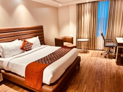 hotel with party hall in ranjit avenue, amritsar - comfort inn alstonia