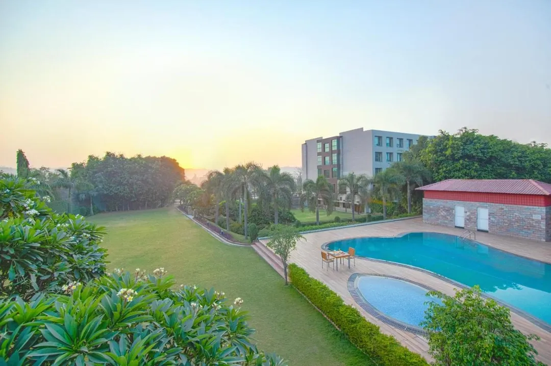 hotel with free parking in nalagrah road, baddi - lemon tree hotel baddi