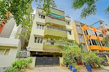 hotel with bar in btm layout, bangalore - alaya stays saffron breeze apartment with common living & lift