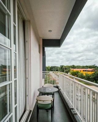 hotel with swimming pool in banashankari, bangalore - atmosfera