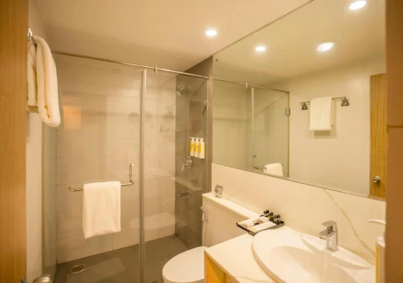 hotel with bar in sankey road, bangalore - bloom boutique bengaluru palace road