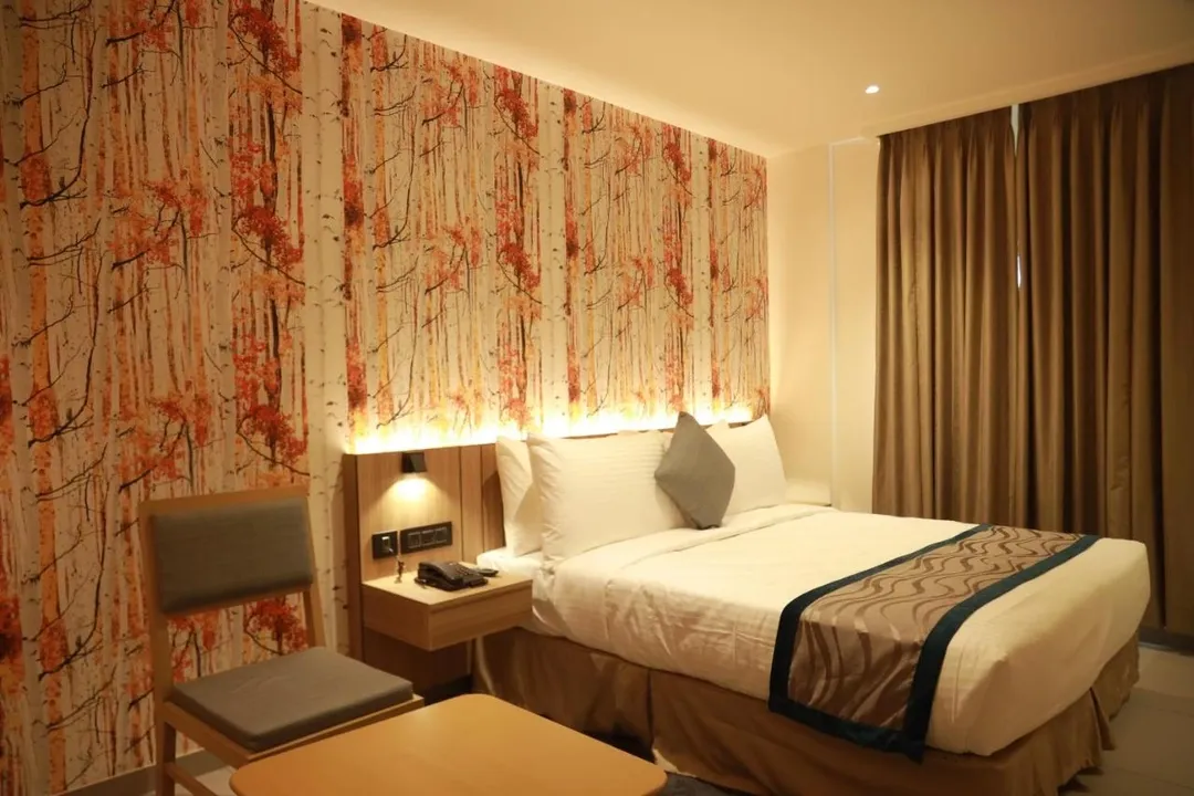 luxury hotels in city lake hotel bangalore