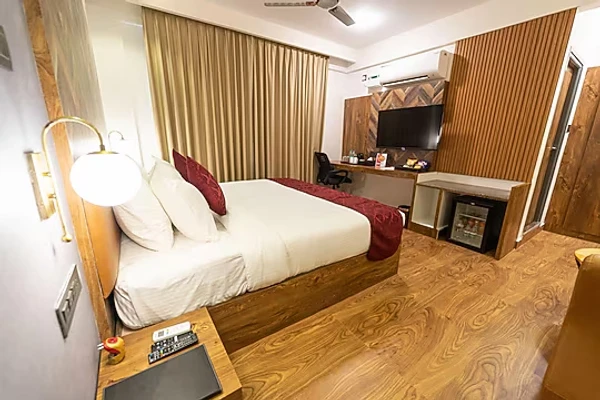 hotel with bar in bettahalsur cross, bangalore - clarks inn airport bangalore