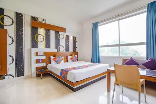 short stay hotels in emirates suites bangalore
