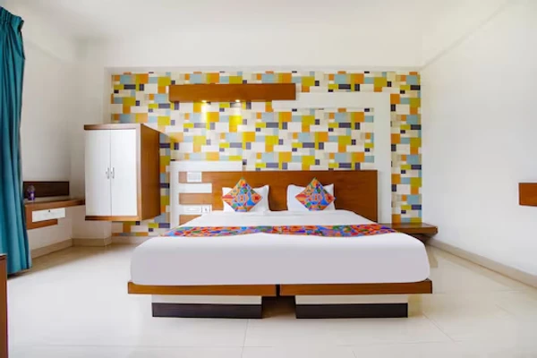 best luxury hotel in emirates suites bangalore