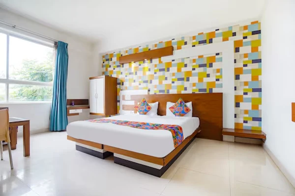 hourly stay hotels in emirates suites bangalore
