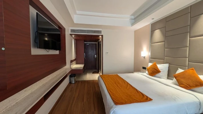 hotel with bar in marathahalli, bangalore - high rise suites