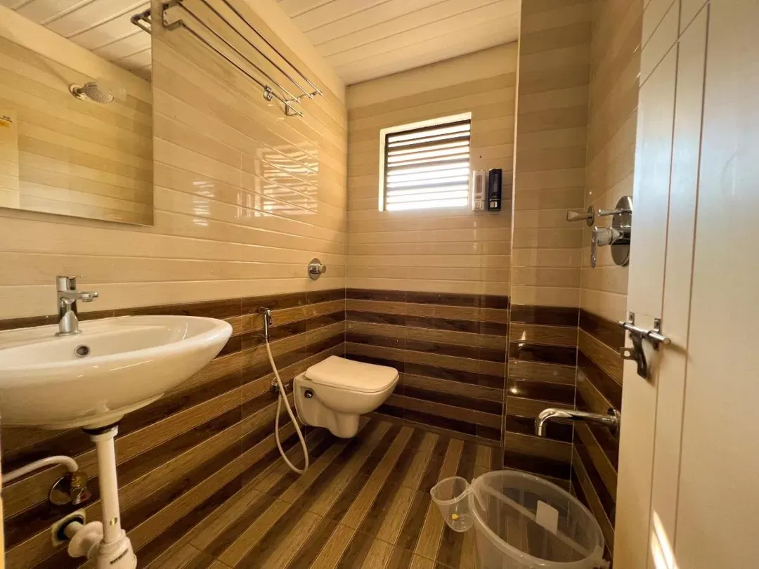 hotel with bar in arekere, bangalore - hotel bns comforts by agira hotels