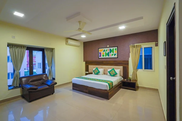 hotel with bar in hbr layout, bangalore - hotel cranberry delight