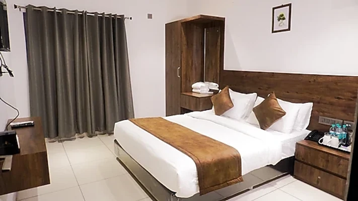 best couple hotels in kings club bangalore
