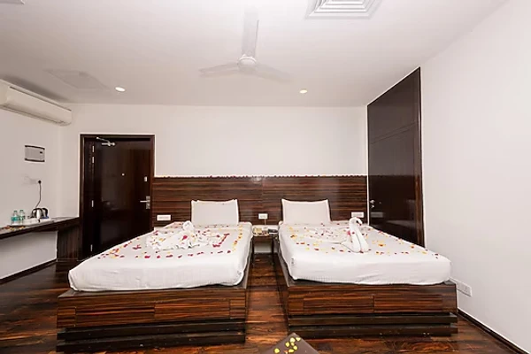 hotel with bar in shantinagar, bangalore - srs springs hotel and spa