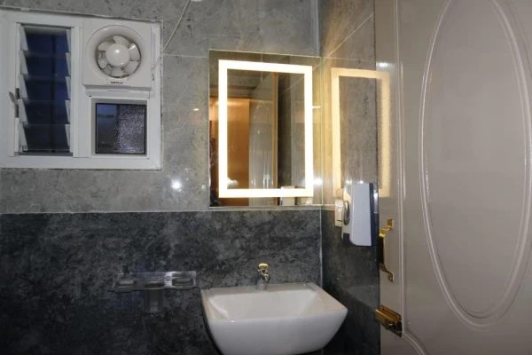 hotel with bar in kammanahalli, bangalore - stazy suites