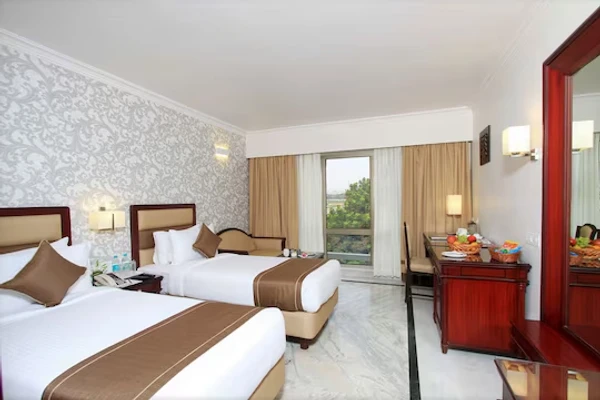 hotel with bar in gandhi nagar, bangalore - the rialto hotel