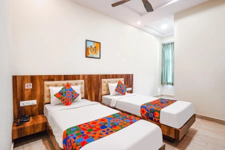 hotel with bar in brookefield, bangalore - my space hotel wonder stay