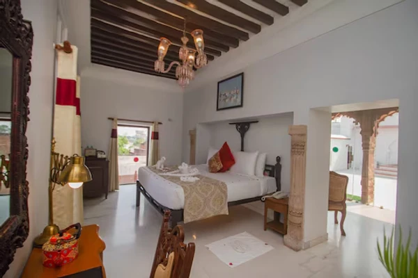 hotel with meeting room in paharsar, bharatpur - amritara chandra mahal haveli