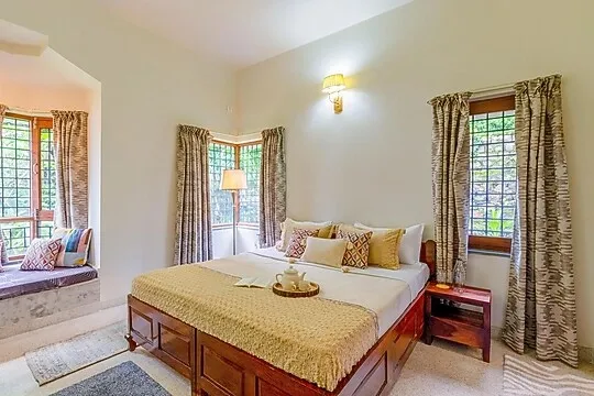 hotel with bar in bhimtal lake, bhimtal - alaya stays irayna 4 bhk villa with garden & lake view nainital