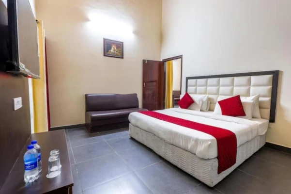 hotel with bar in bhimtal, nainital - hotel vaapi comfort inn