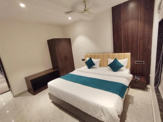 hotel with gym in isbt commercial campus, bhopal - heritage crown hotel