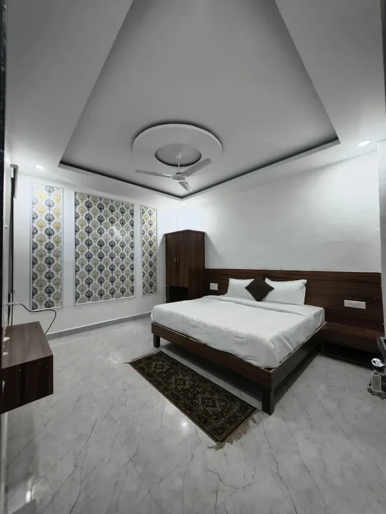 tourist hotels in hotel 11 bhopal