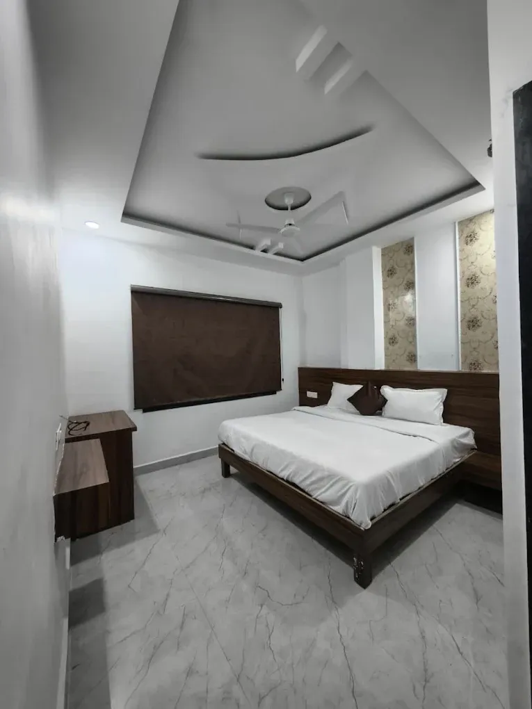 best luxury hotel in hotel 11 bhopal