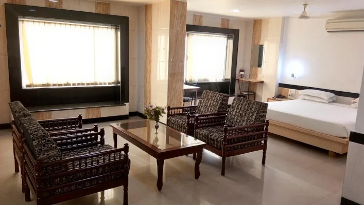 online room booking in mp nagar zone 2, bhopal - hotel arq manor deluxe