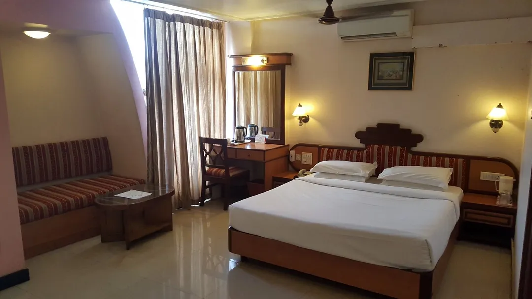 hotel in mp nagar zone 2, bhopal for family - hotel arq manor deluxe